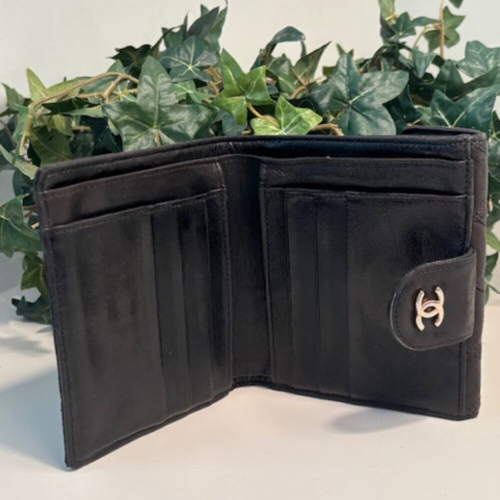 Chanel Classic Quilted Lambskin Compact Wallet (1994–1996) - Picture 6 of 12